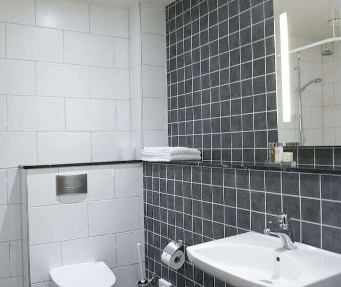 Семейный Номер, Bishops Arms Koping