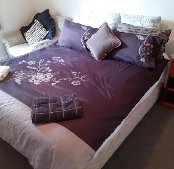 חדר משפחתי, Intrepid Bed & Breakfast