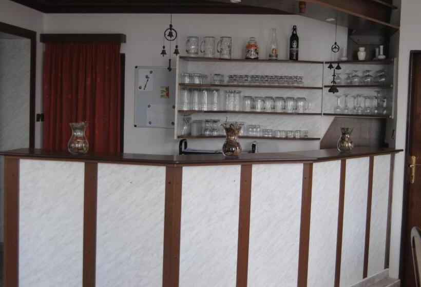Quarto Triplo Estandar com Sacada, Penzion Pod Hamižnou
