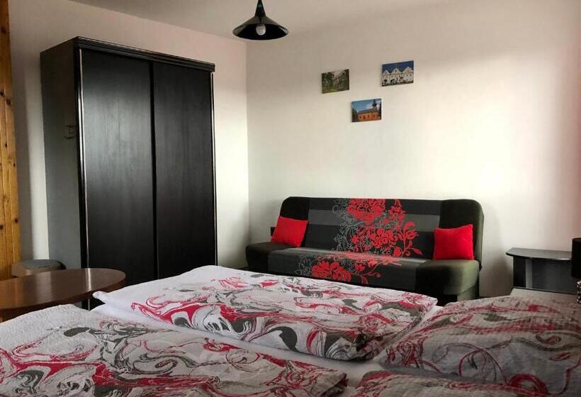 Quarto Triplo Estandar com Sacada, Penzion Pod Hamižnou