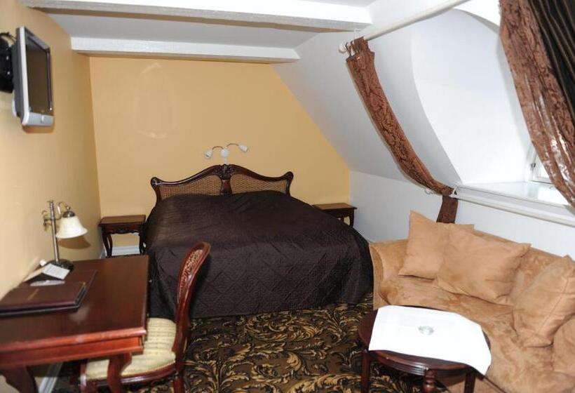 غرفة قياسية ثلاثية, Tyrstrup Kro