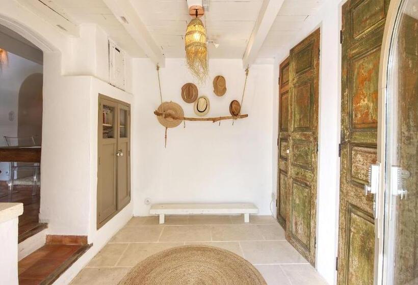 Standard room with outdoor bath, Mas Des Alpilles