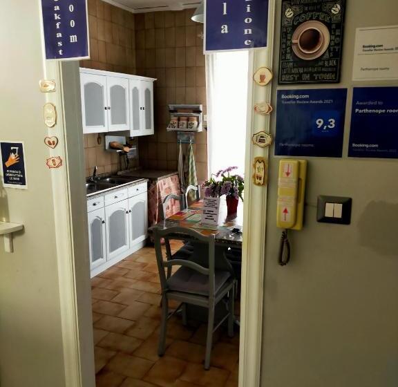 اتاق لوکس با بالکن, Parthenope Rooms