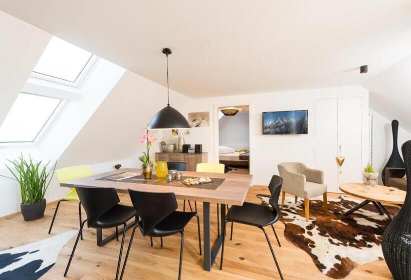 1 Bedroom Penthouse Apartment, Die Hindenburg