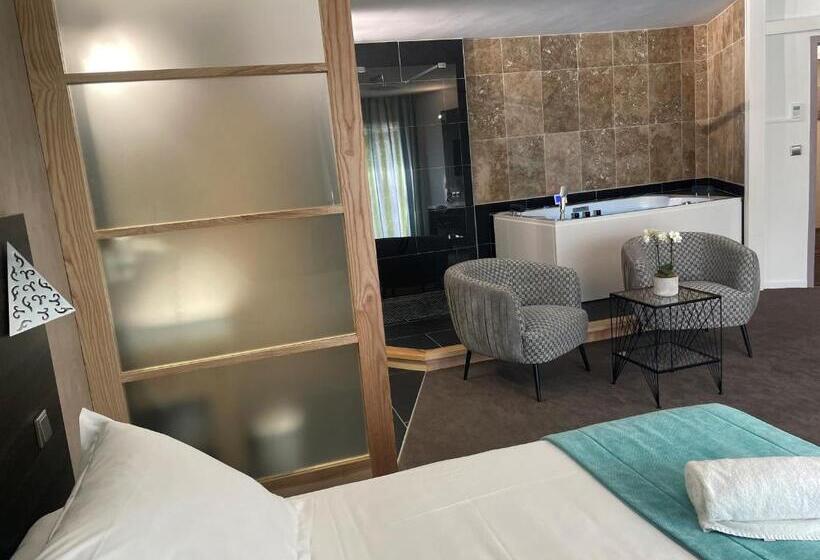 Люкс с гидромассажем, Logis Hotel Restaurant Spa Les Oliviers