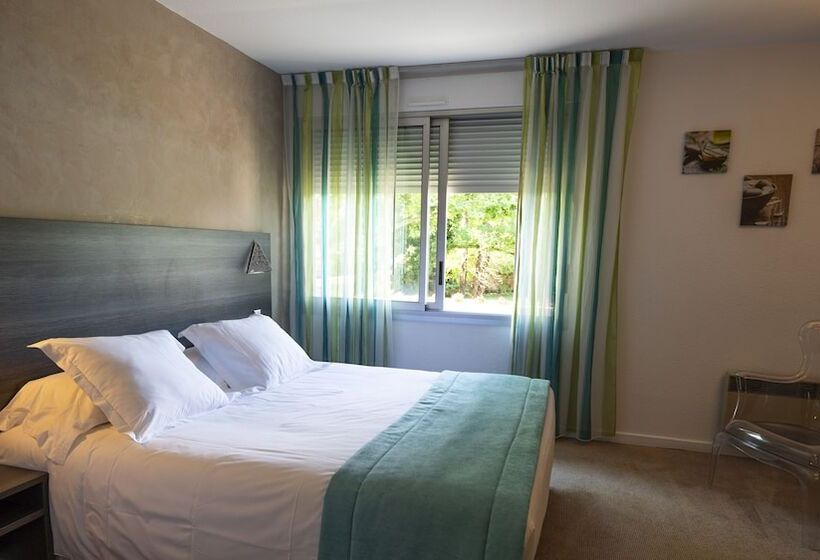 Номер Superior Вид на Парк, Logis Hotel Restaurant Spa Les Oliviers