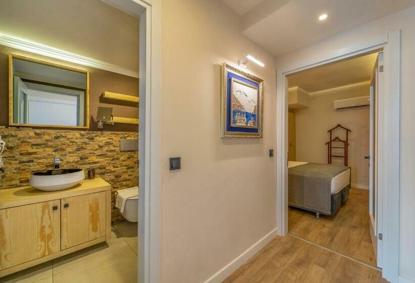 Quarto Triplo Deluxe Vista Mar, Ece Marina Suites