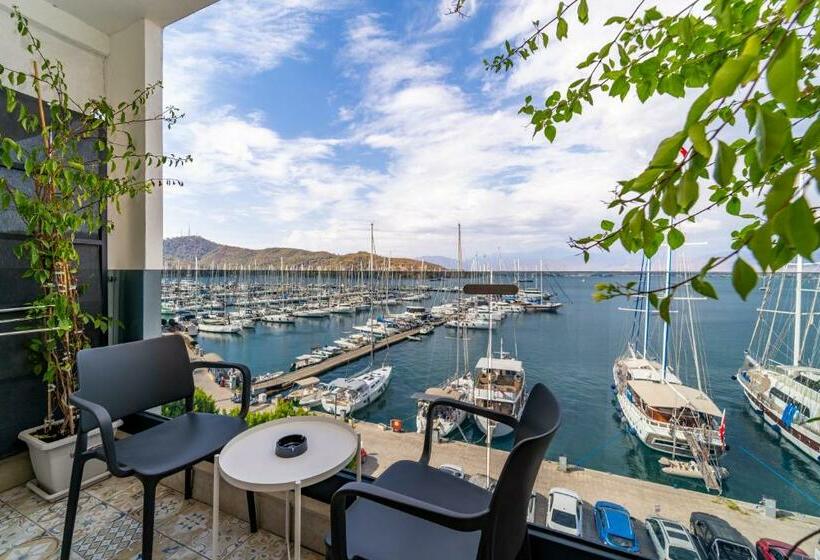 Quarto Quadruple Standart com Varanda, Ece Marina Suites