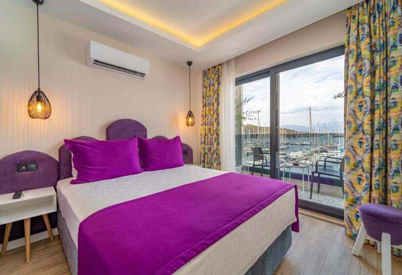 اتاق استاندارد چهارنفره با بالکن, Ece Marina Suites