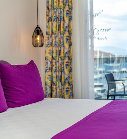 اتاق استاندارد چهارنفره با بالکن, Ece Marina Suites