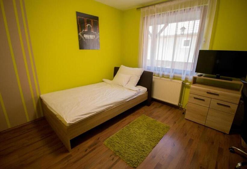 Дом 1 Спальня, Barátkozó Vendégház