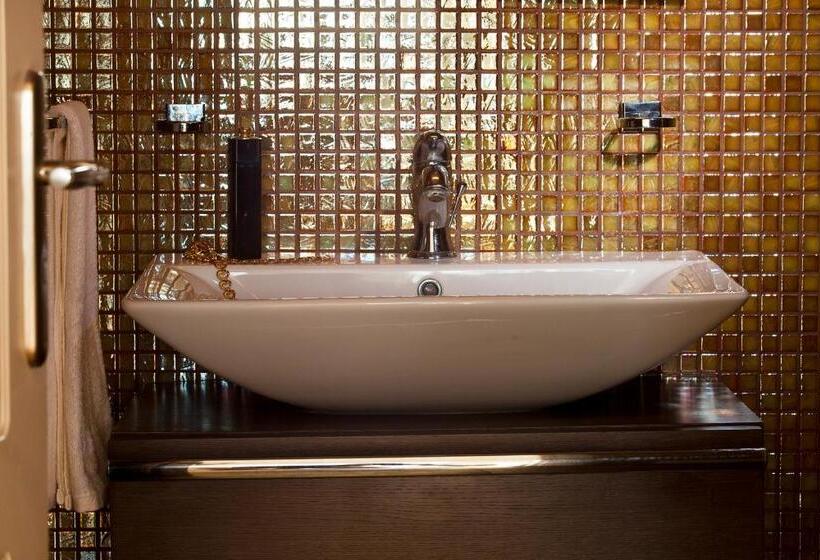 可观景的小型套房, Avianto Suites