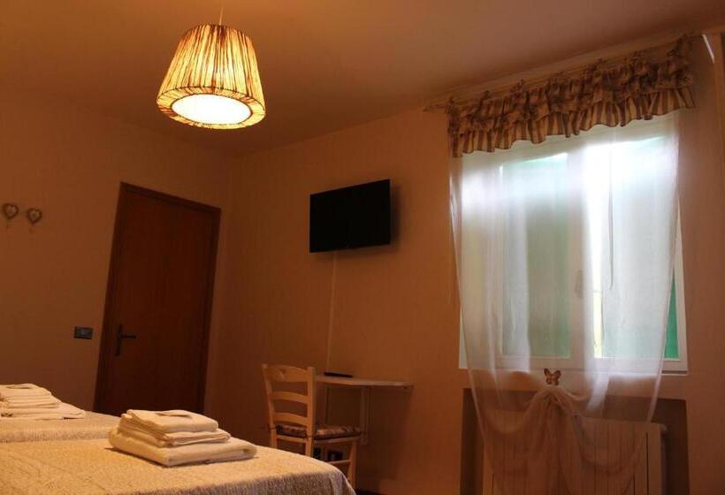 اتاق سه‌نفرۀ استاندارد با سرویس بهداشتی بیرون از اتاق, B&b Villa Dei Cigni Reali