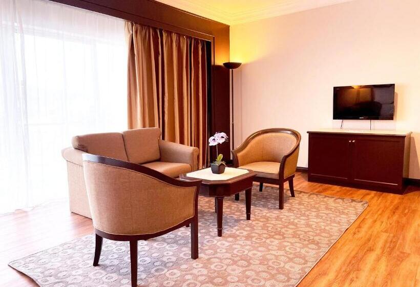 اتاق لوکس سه تخته, Grand Darul Makmur Hotel Kuantan