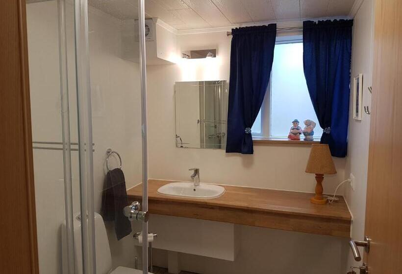 اتاق خانوادگی با سرویس بهداشتی مشترک, Holiday Guesthouse