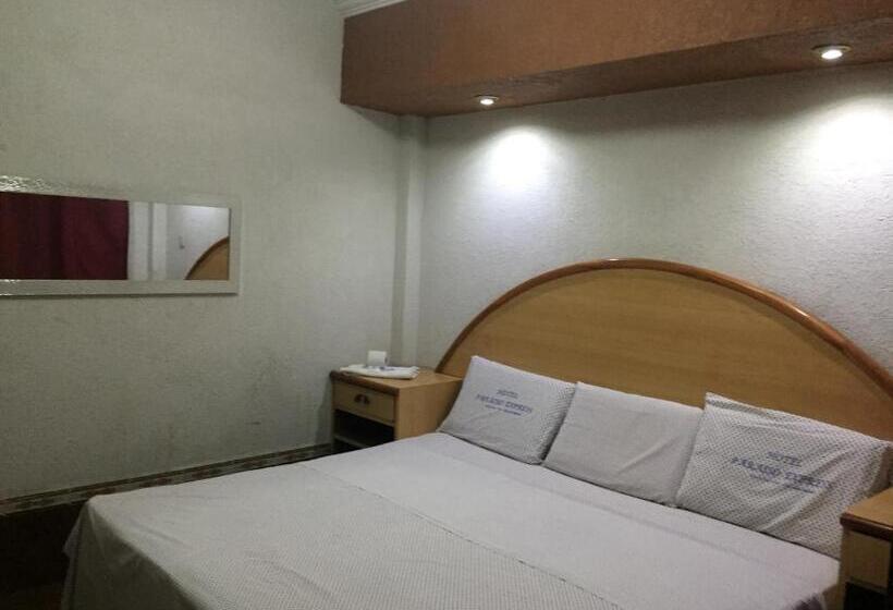 스탠다드 룸 킹사이즈 침대, Paraiso Express