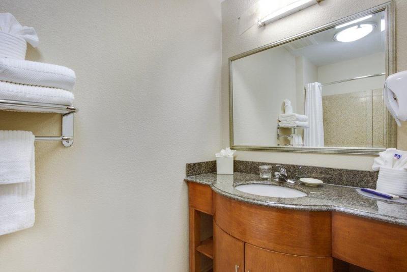 带大床的标准工作室, Candlewood Suites Virginia Beach Town Center, An Ihg