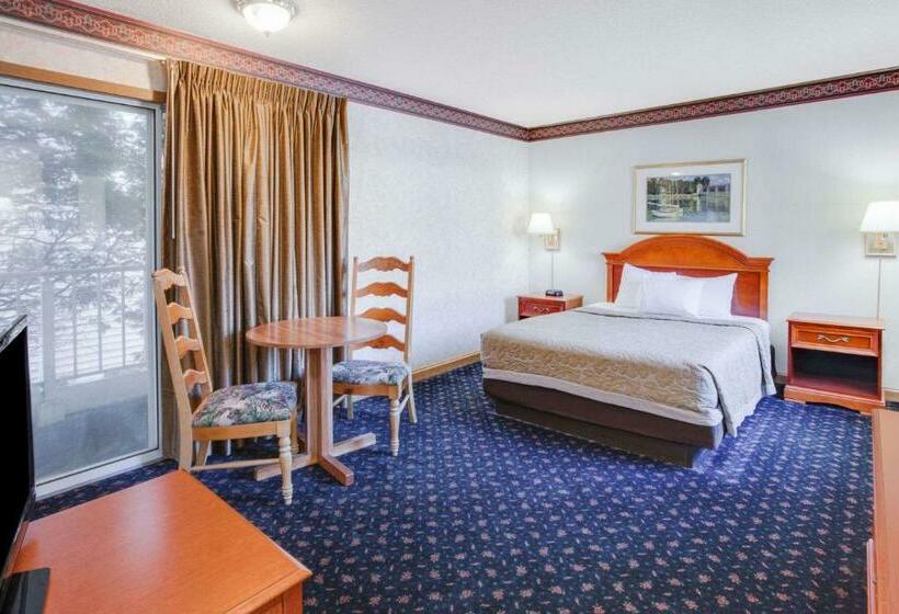 Номер Superior Кровать Кинг, Super 8 Beachfront By Wyndham Mackinaw City, Mi
