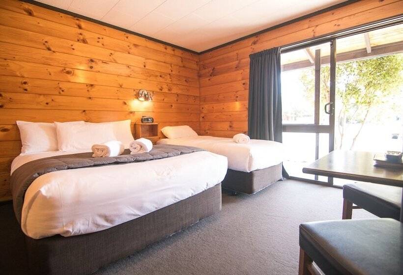 스탠다드 스튜디오, Parklands Motorlodge & Holiday Park