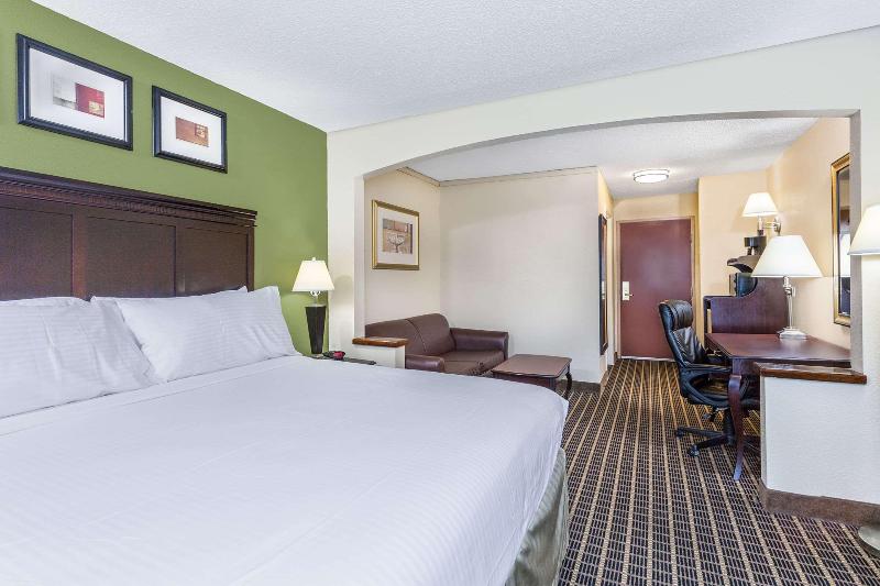 Люкс Кровать Кинг, Clarion Pointe South Boston  Danville East