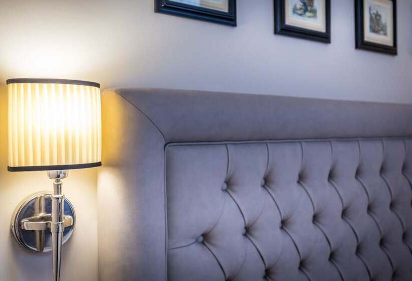 اتاق اکونومی, Emma Small Luxury