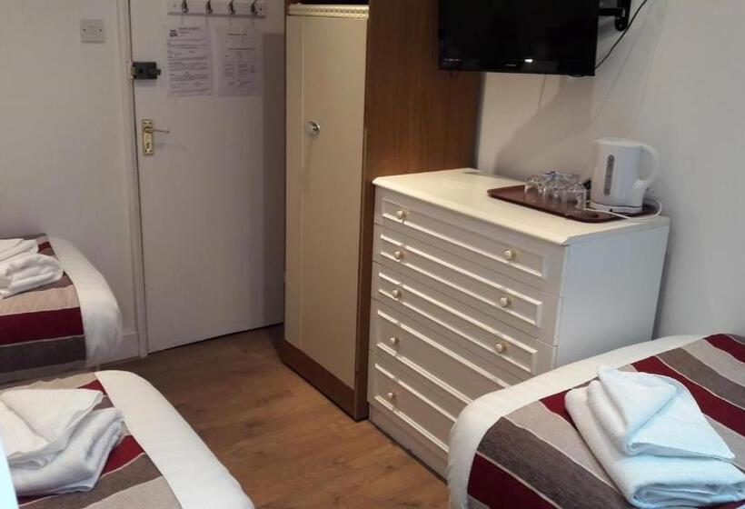 اتاق استاندارد سه نفره, Alexandra Guest House