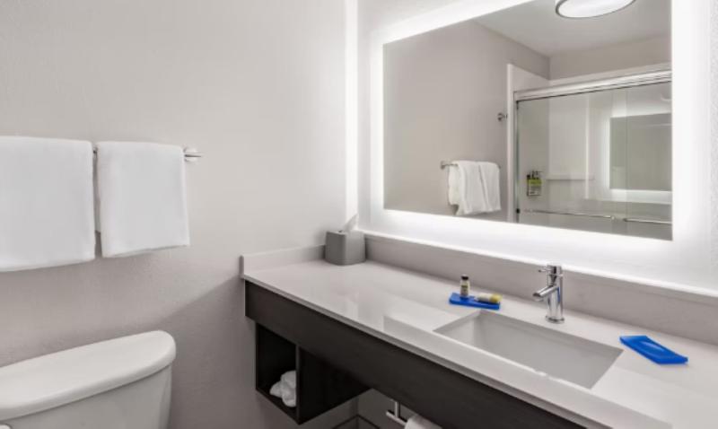 Номер Стандарт Кровать Кинг Адаптированный для Инвалидов, Holiday Inn Express & Suites Trinidad, An Ihg