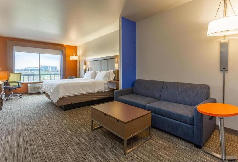 带大床的套房, Holiday Inn Express Rockford Loves Park, An Ihg