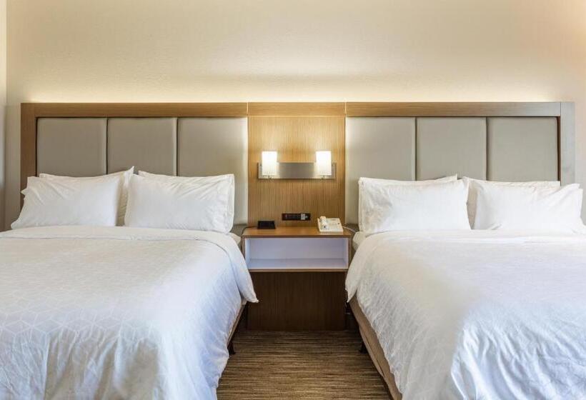 带2个双人床的标准工作室, Holiday Inn Express Rockford Loves Park, An Ihg
