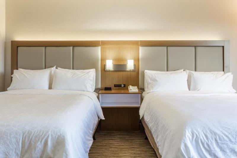 适合残疾人士使用的套间, Holiday Inn Express Rockford Loves Park, An Ihg