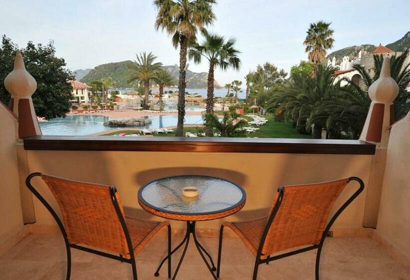 اتاق سه نفره دلوکس با چشم‌انداز دریا, Marti Resort Deluxe