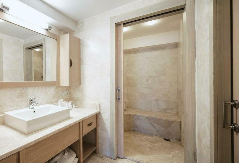 سوییت با چشم‌انداز استخر, Marti Resort Deluxe