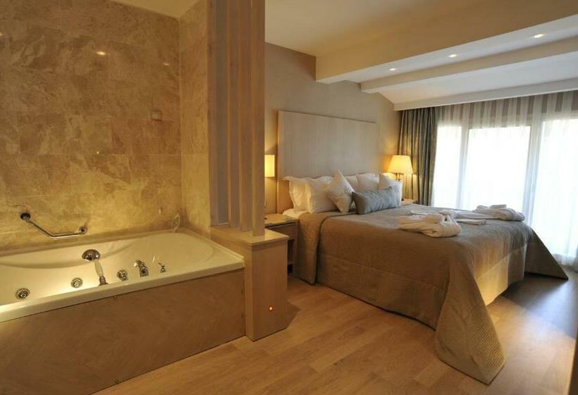 سوییت با چشم‌انداز استخر, Marti Resort Deluxe
