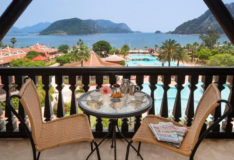 سوییت با چشم‌انداز استخر, Marti Resort Deluxe