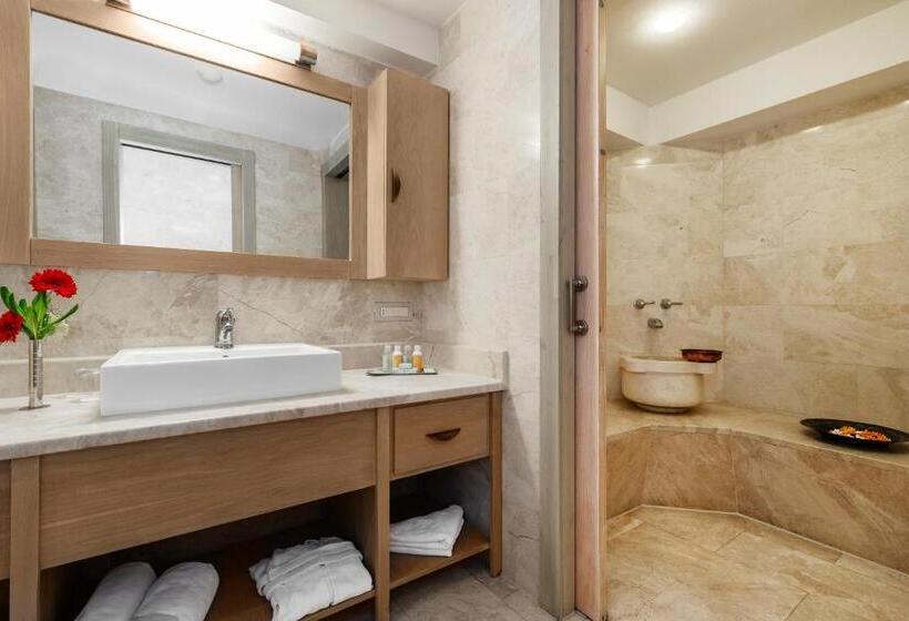 سوییت با چشم‌انداز استخر, Marti Resort Deluxe