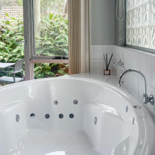 带大床的标准间, Waves Luxury Suites