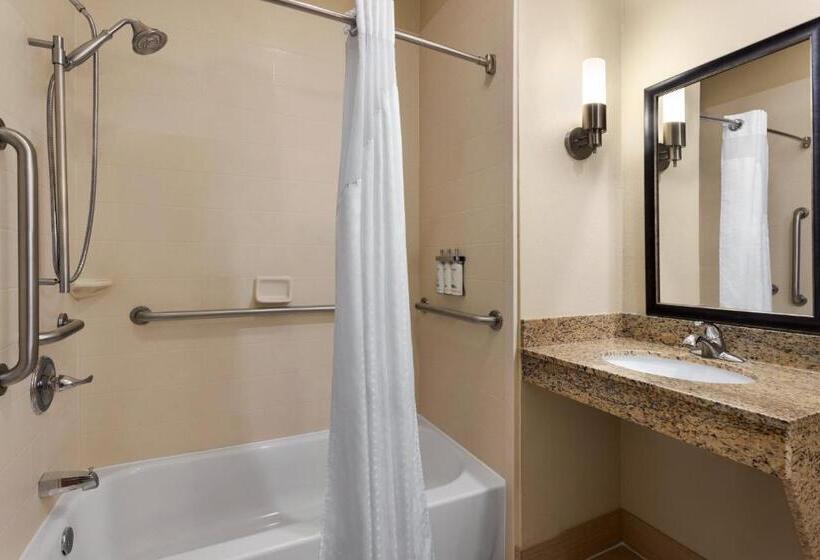 장애인을 위한 스탠다드 룸, Holiday Inn Express Hotel & Suites Edmond, An Ihg