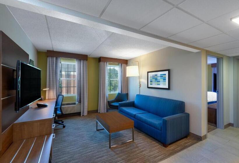 Люкс Кровать Кинг, Holiday Inn Express State College At Williamsburg Square, An Ihg
