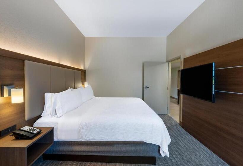 Люкс Кровать Кинг, Holiday Inn Express State College At Williamsburg Square, An Ihg