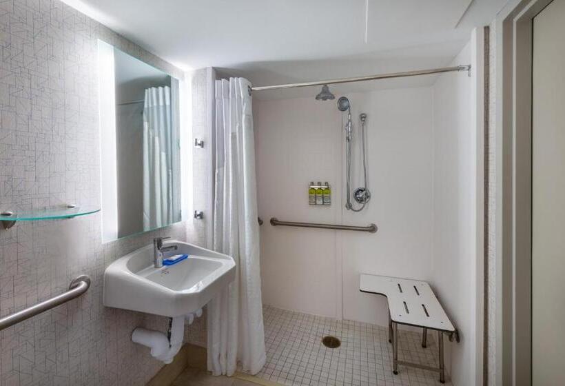Номер Стандарт Кровать Кинг Адаптированный для Инвалидов, Holiday Inn Express State College At Williamsburg Square, An Ihg