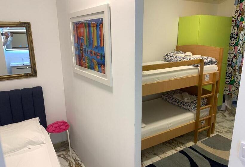 패밀리 룸, Hostel Split