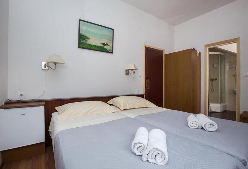 Quarto Estandar Vista Jardim, Villa Konalic