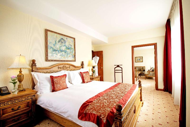 Suite Ejecutiva, Kempinski Hotel Khan Palace