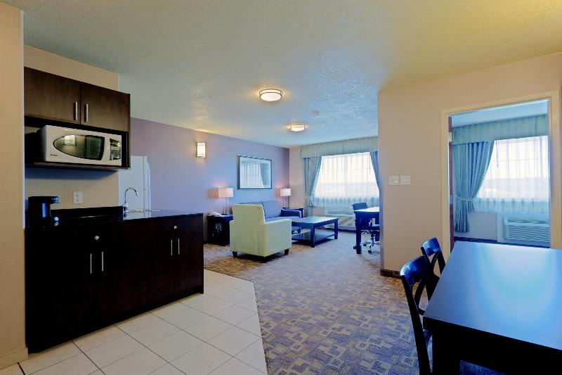 Люкс Кровать Кинг, Holiday Inn Express And Suites Dawson Creek, An Ihg