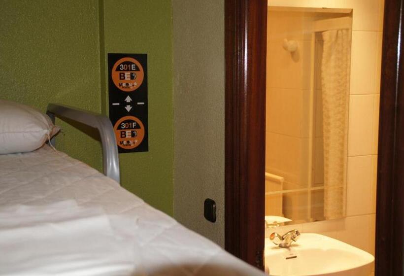 اتاق خانوادگی, Moon Hostel Bio