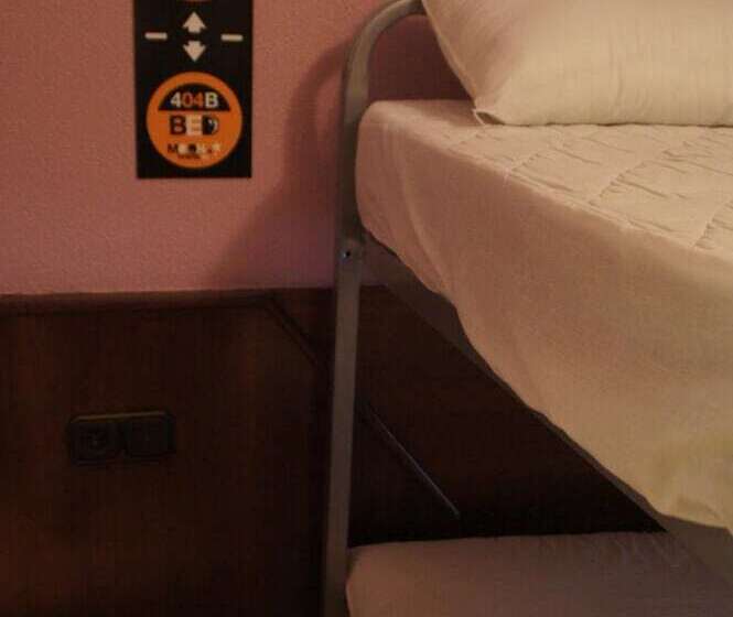 اتاق استاندارد چهار تخته, Moon Hostel Bio