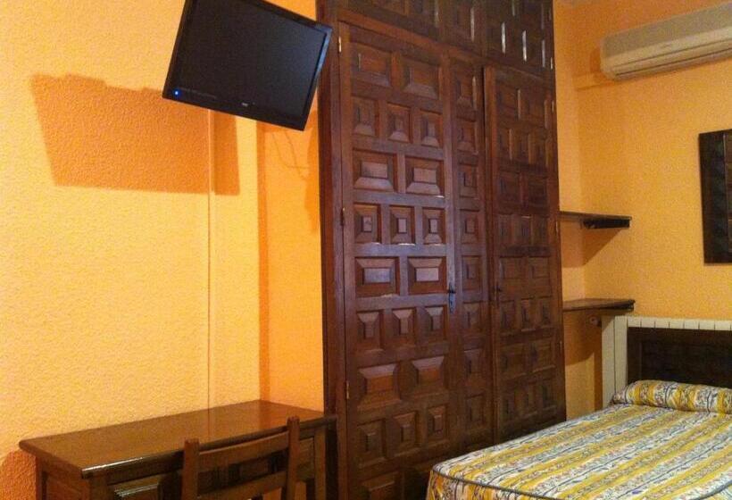 Номер Стандарт Трехместный, Hostal Paracuellos