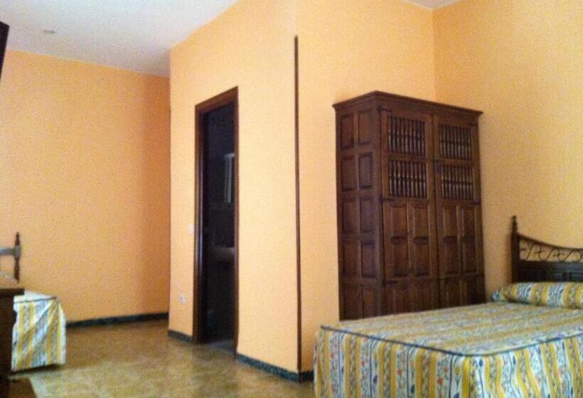Четырехместный Номер Стандарт, Hostal Paracuellos
