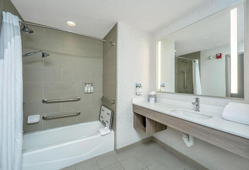 Suite Adaptée aux Personnes à Mobilité Réduite, Holiday Inn Express & Suites Charleston Arpt Conv Ctr Area, An Ihg