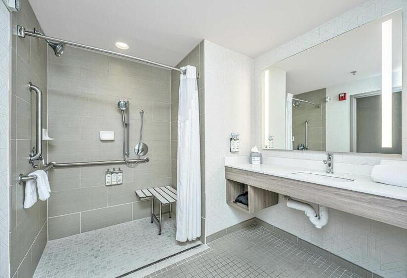 Suite Adaptée aux Personnes à Mobilité Réduite, Holiday Inn Express & Suites Charleston Arpt Conv Ctr Area, An Ihg
